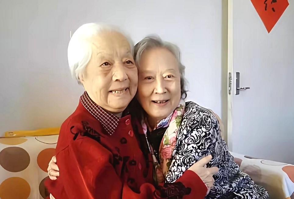 “小铁梅”刘长瑜探望“李奶奶”高玉倩。上世纪六、七十年代，这两位京剧名伶在舞台