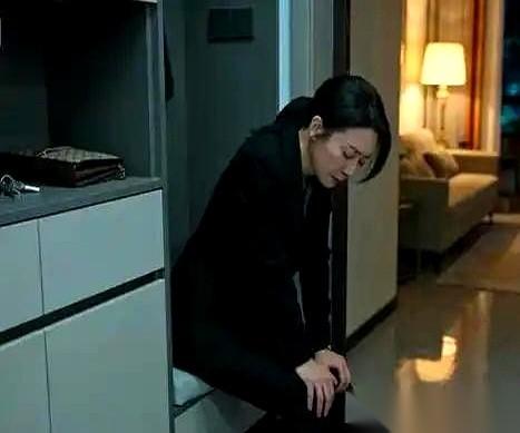 网上刷到一个极其硬核的“防早恋查岗”现场。女孩妈妈气势汹汹地一把推开男同学家的房