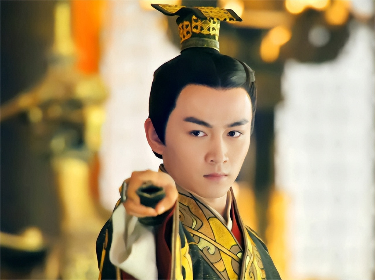 公元前87年春，病恹恹的汉武帝眯着眼睛躺在龙榻上，无精打采地听着术士的奏报。
