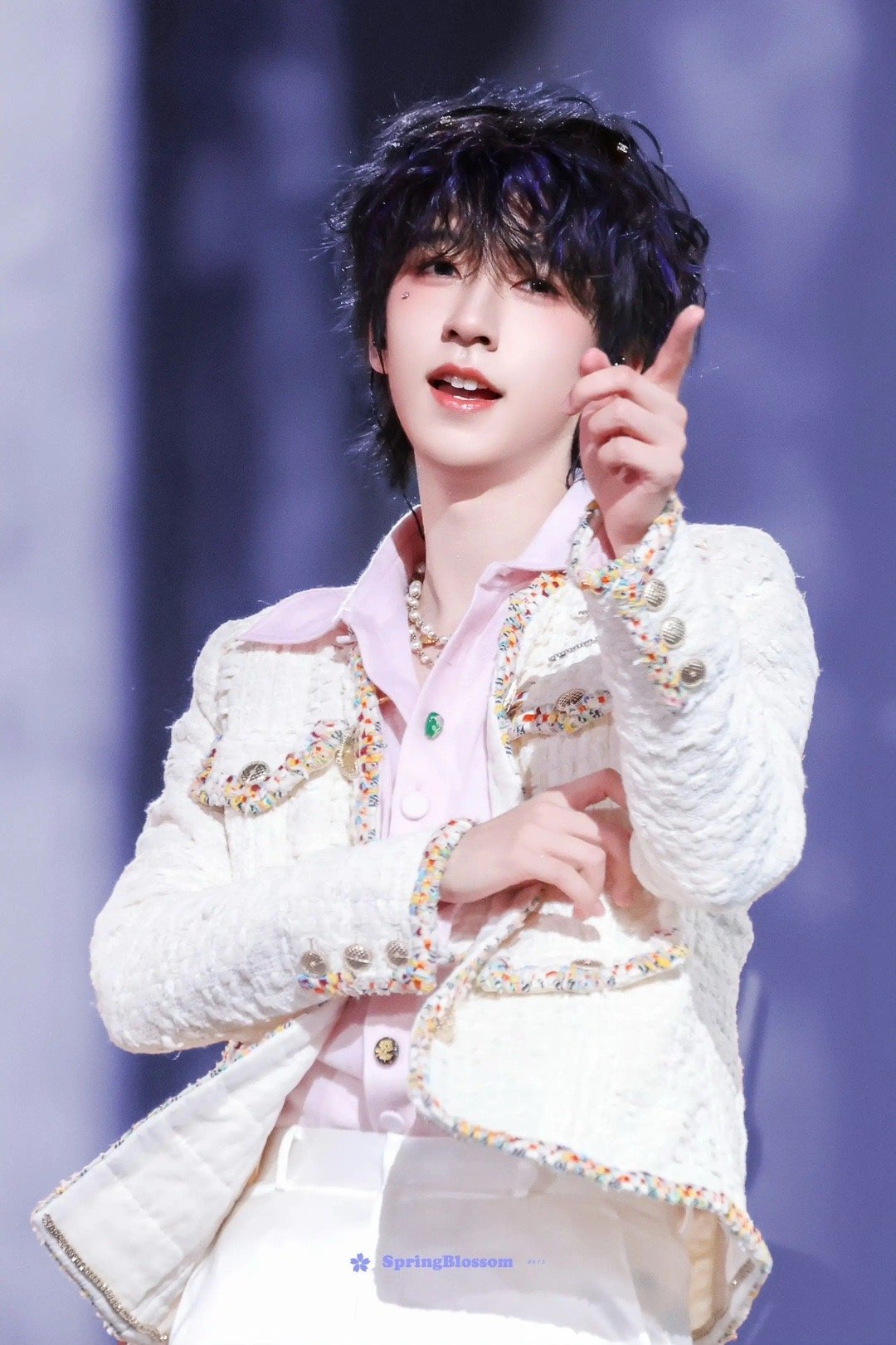 网传贺峻霖给宋亚轩的音综当主持吴彤是真懂啊，肥水不流外人田，好资源全往时团田里送