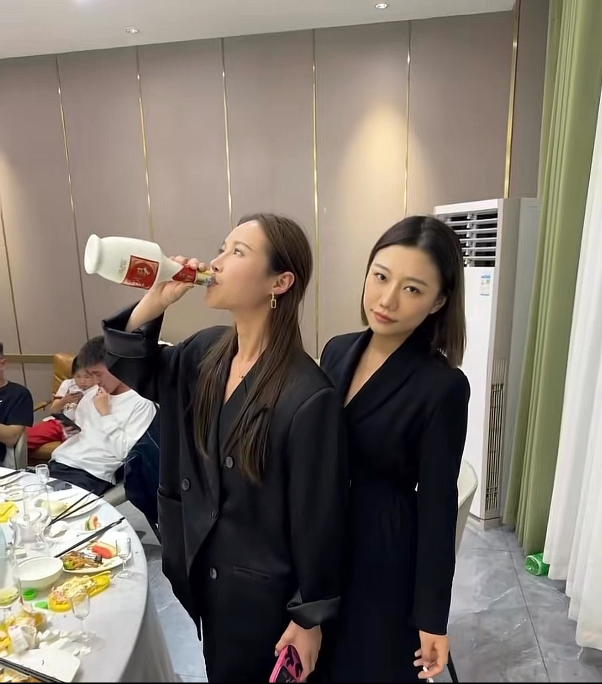 白酒也敢对瓶吹啊​​​