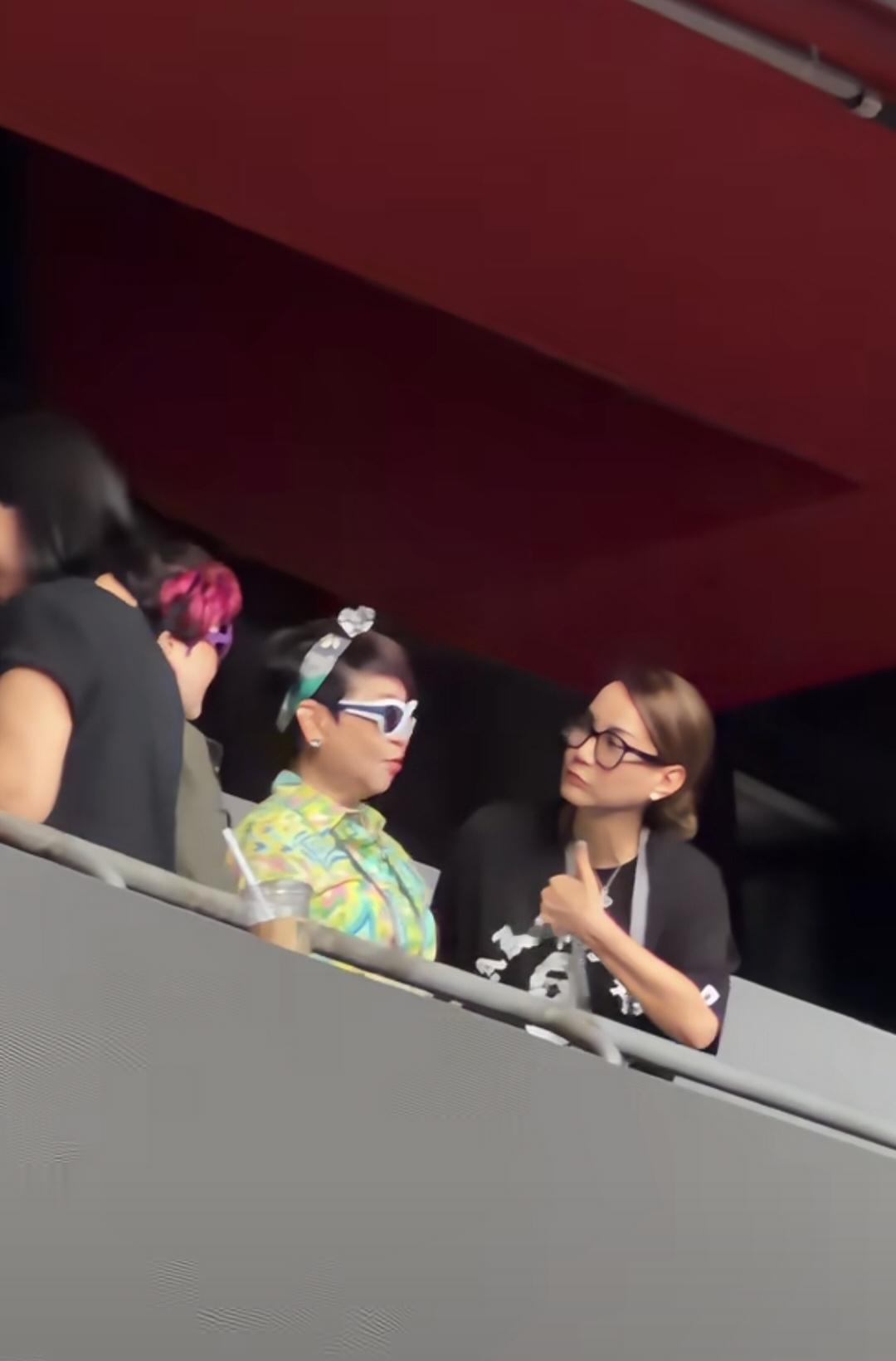 谢霆锋的妈妈狄波拉来鸟巢看儿子演唱会了，狄波拉穿着一件靓丽的花衬衫，头上戴着