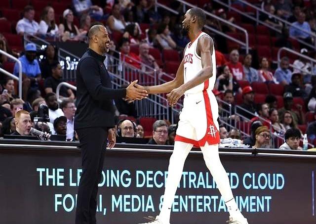 杜兰特这波操作，直接封神了！火箭队开局打得稀烂，全队上下乱糟糟的，尤其没了范