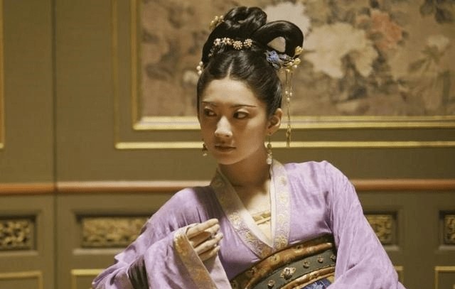 1189年，一名宫女正在服侍宋光宗洗澡，宫女的手细小白嫩。在递毛巾的时候，不小心