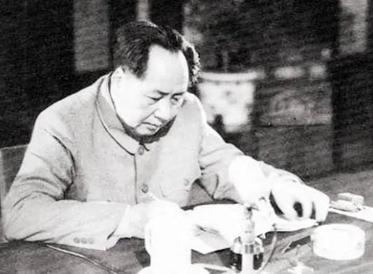 毛主席逝世后，一批不怀好意的坐不住了，借着评价历史，企图任何事情都和毛主席联系起