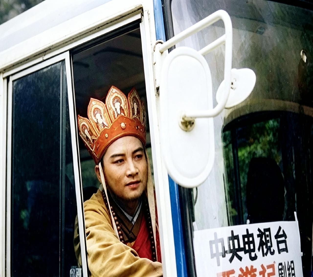 这张老照片太有年代感了！唐僧扮演者穿着戏服坐在剧组大巴里往外看。当年拍老版《西游