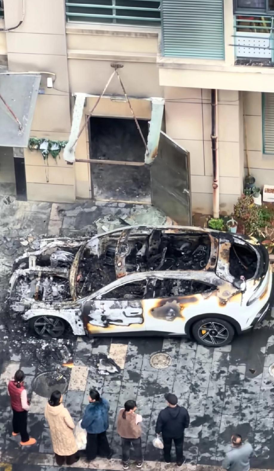 猜车环节，这是什么车？这种可以全款全损吧？浙江宁波，网友发视频称:新车还没有上