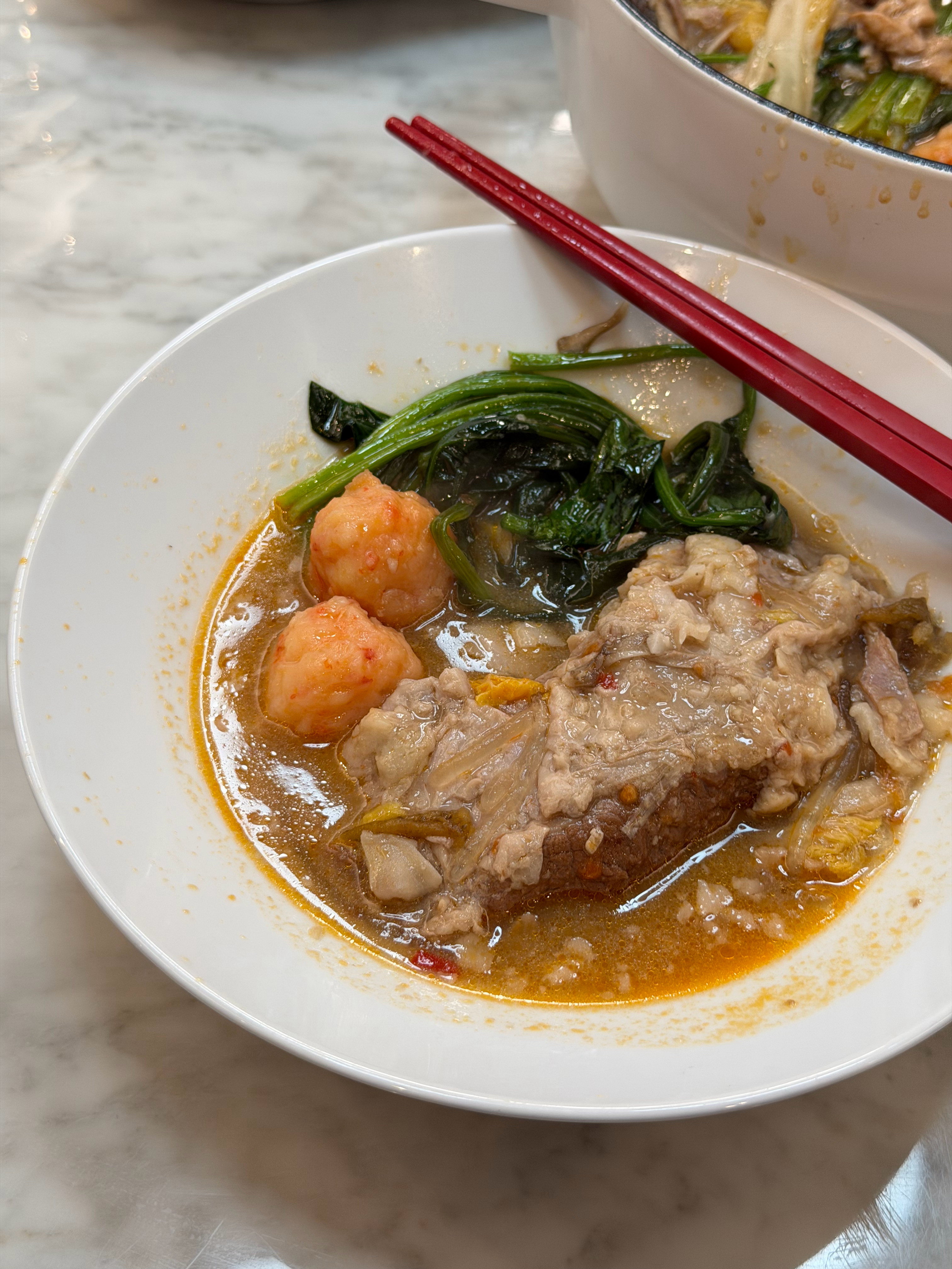 忙了一天刚到家，热腾腾的酸汤羊排配黑虎虾球，还有条清蒸石斑鱼，这感觉太好了