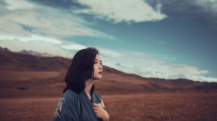 中年女人对婚外男人动了心，会有这三种表现：1.形象打扮精致，内心开始躁动；2