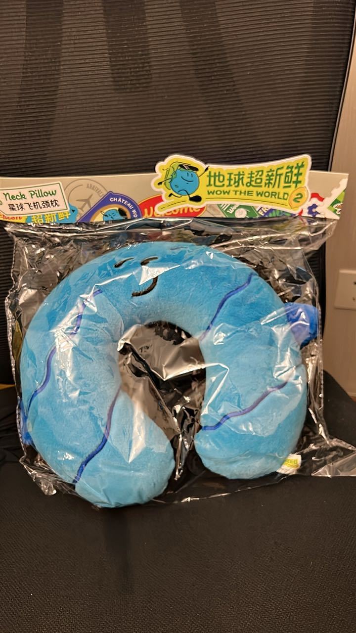 刘宇宁地球超新鲜终于拿到我的地球周边了。可以盲盒没天王星的啪啪圈。[汗]挎包