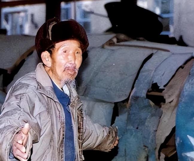 1996年，一个七旬老人来到部队驻地，看到部队的王团长后，七旬老人心酸地说：“我