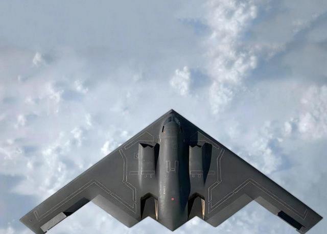 中国能打下B-2吗？此前美国B-2轰炸机，神不知鬼不觉的打完伊朗，又飞回美国本土