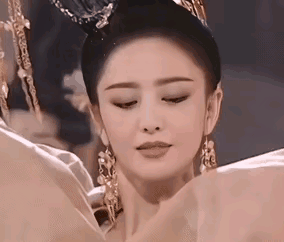 美目盼兮，顾盼生辉，佟丽娅不仅长的好看，舞跳的也好，美的夺目，媚而不俗。佟丽娅