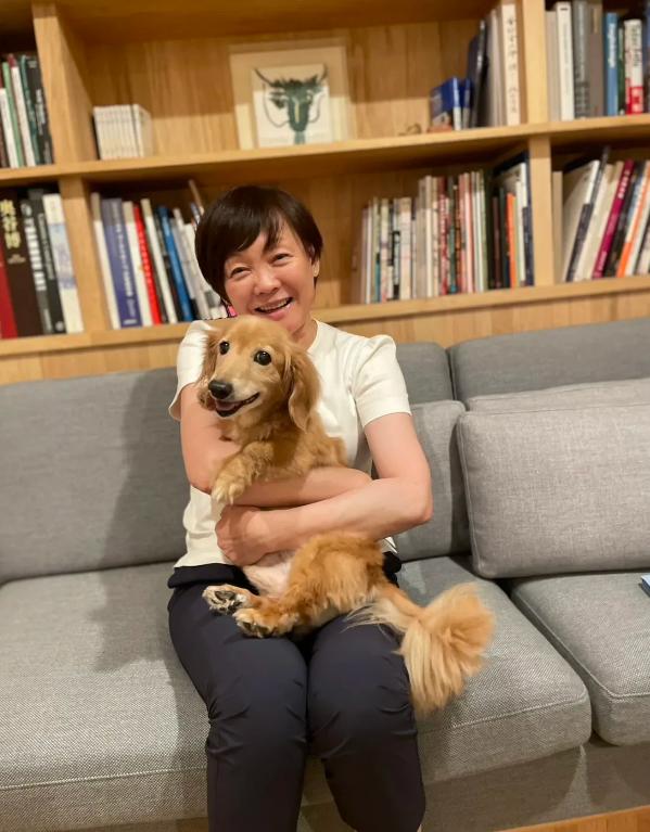 安倍昭惠十分喜爱孩子，她抱着小田绘里的孙子不撒手，把安倍晋三的爱犬罗恩送人。她