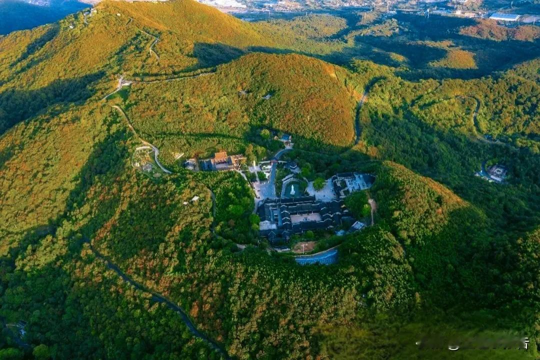 宝华，很好很有寓意的一个名字。南京火车站向东三十公里不到有一