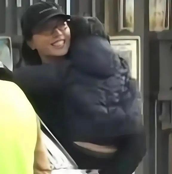 41岁白百何接孩子放学，素颜不像女明星，5岁小儿子被抱着腿好长！