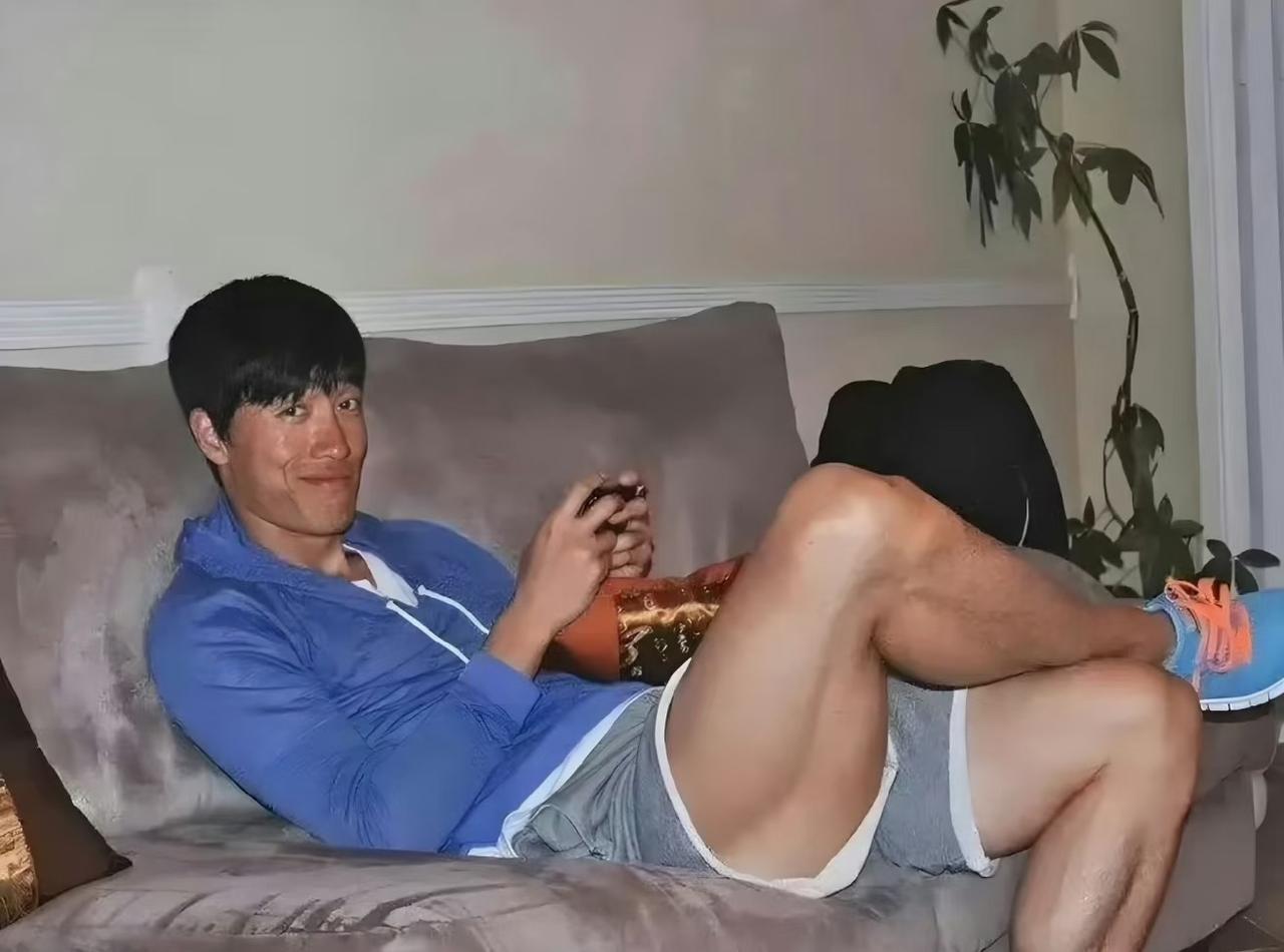 这是30岁的刘翔那时候还是意气风发自己坐在家里的沙发上打游戏，他也不会想到