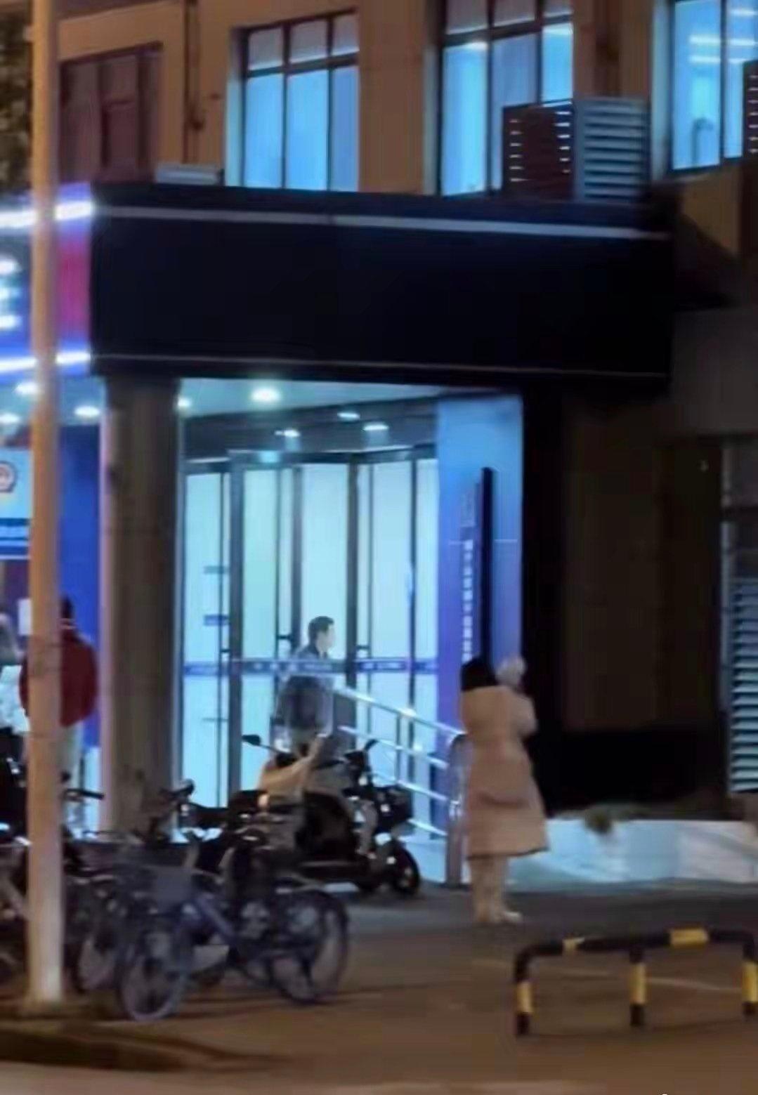 本以为要社死了，结果大家都在夸她勇！武汉这位姐们儿彻底火了！别人表白悄悄咪咪，