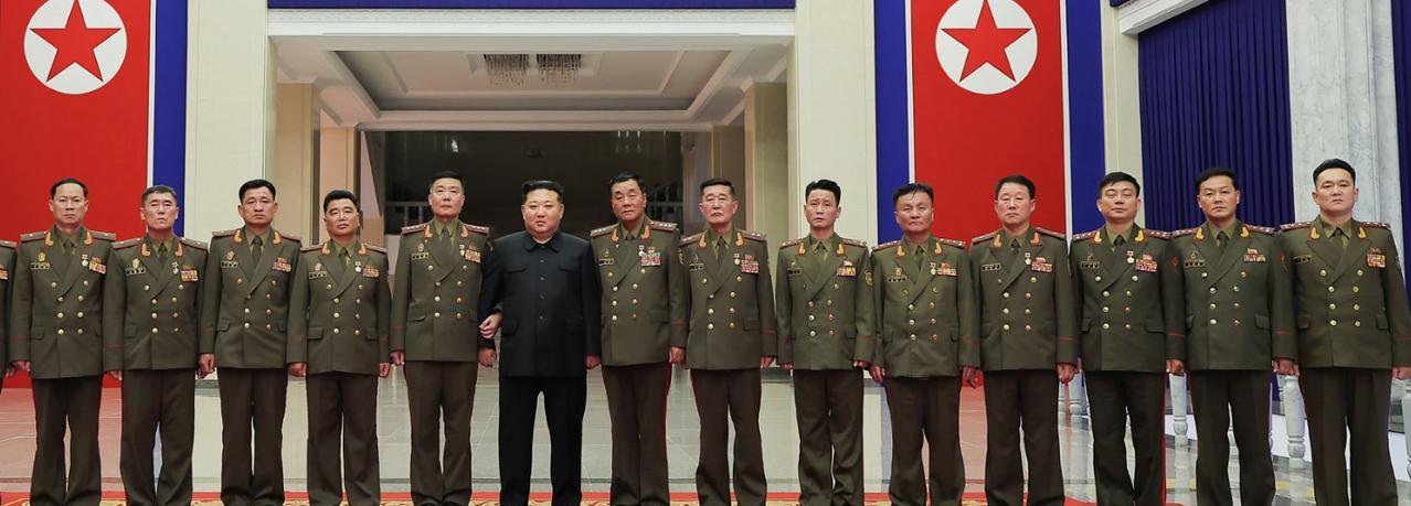金正恩元帅近况照片：出席国家表彰大会，亲自向率领武装力量作战部队在海外作战地区取