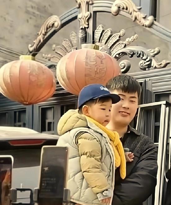 大衣哥的儿子朱小伟有这么大的变化完全在于他娶了个理解他，支持他，尊重他的好妻子，