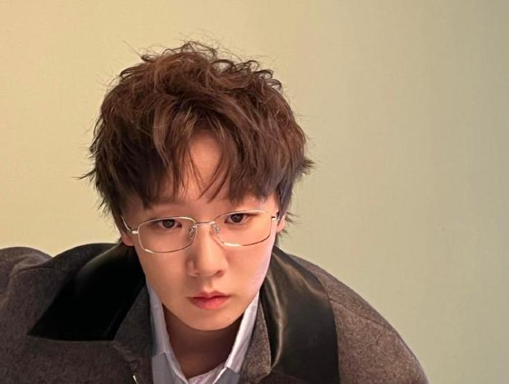 被曼昱的这张图片惊艳到了。平时的王曼昱，给人的感觉非常硬朗，有点中性风。她是