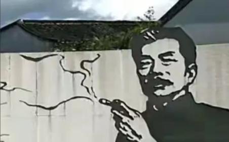 那个投诉“鲁迅抽烟”的游客，就欠一个大嘴巴抽过去！照此逻辑，毛主席也有抽烟的照