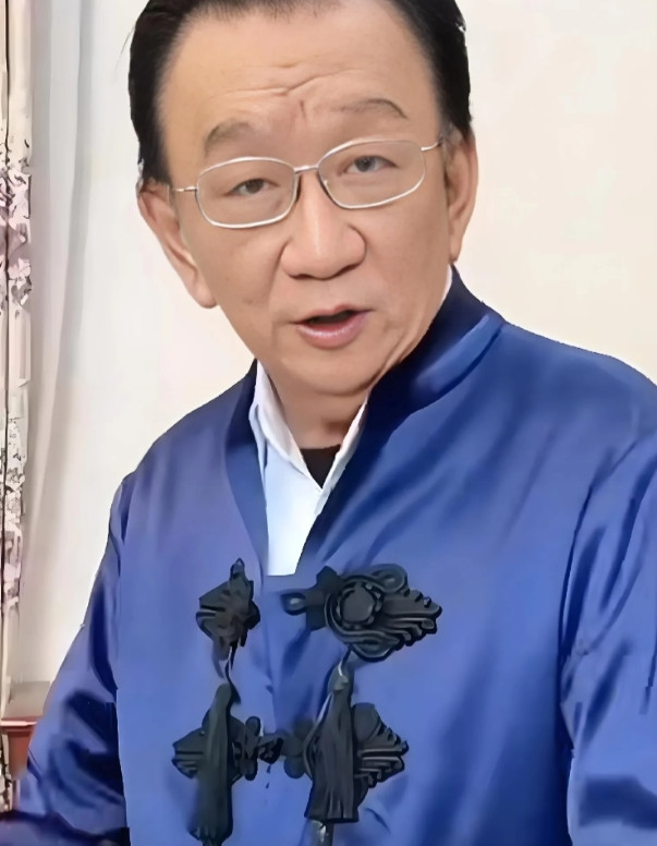 不像话！怎么能这样对待一位老艺术家呢？！昨日，相声表演艺术家侯耀华，穿了一身崭
