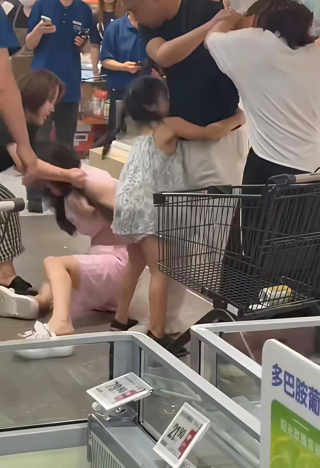 一般抓奸，大家看的是原配多凶，小三多浪。这男的也是个人才，家门口盒马都敢带野花