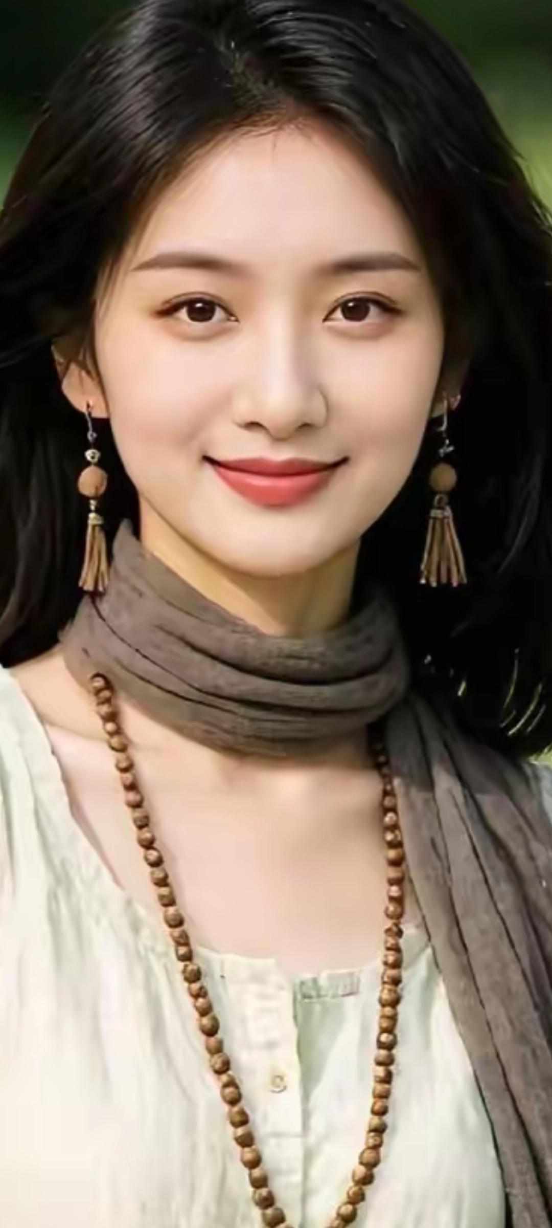 温柔微笑，自然妆容，简约优雅，清新自然。
