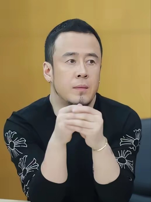 很多人只听过杨坤沙哑沧桑的歌声，却没人知道，他一生封神的作品、五十岁依旧单身的执念，全都源于年轻时错