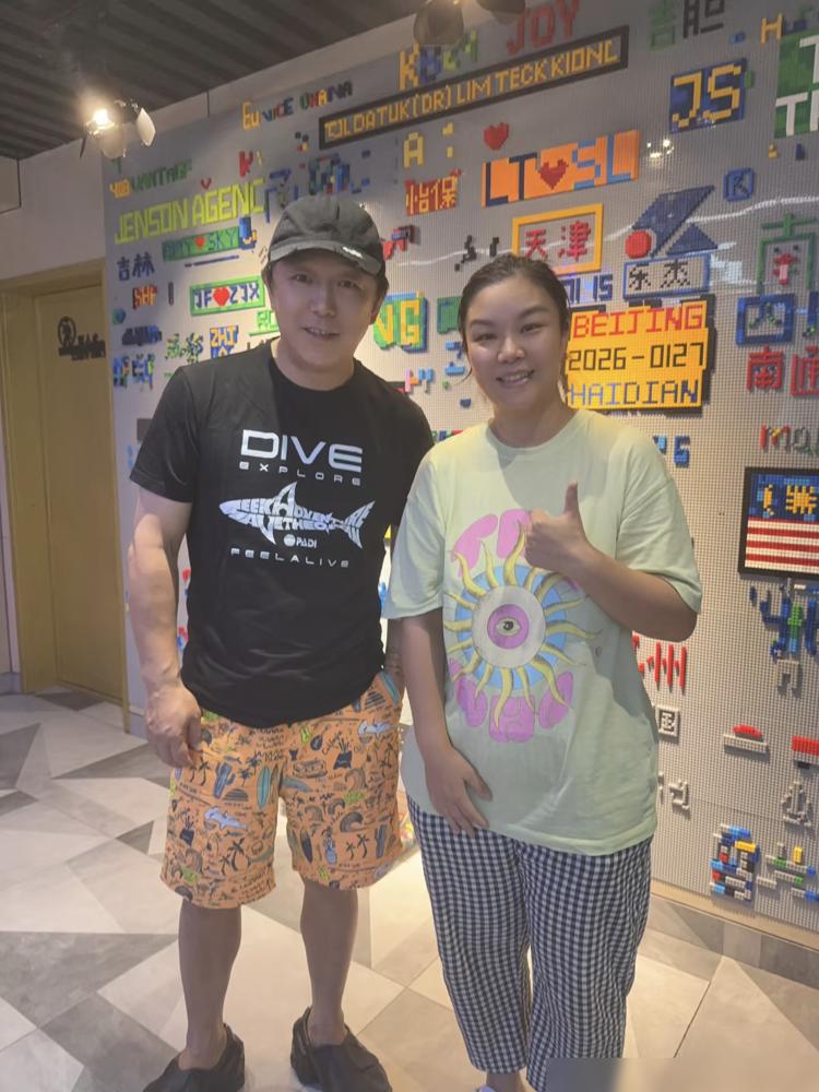 就离谱！黄渤居然因为“颜值”被议论了！52岁在马来西亚被偶遇，穿着随意、