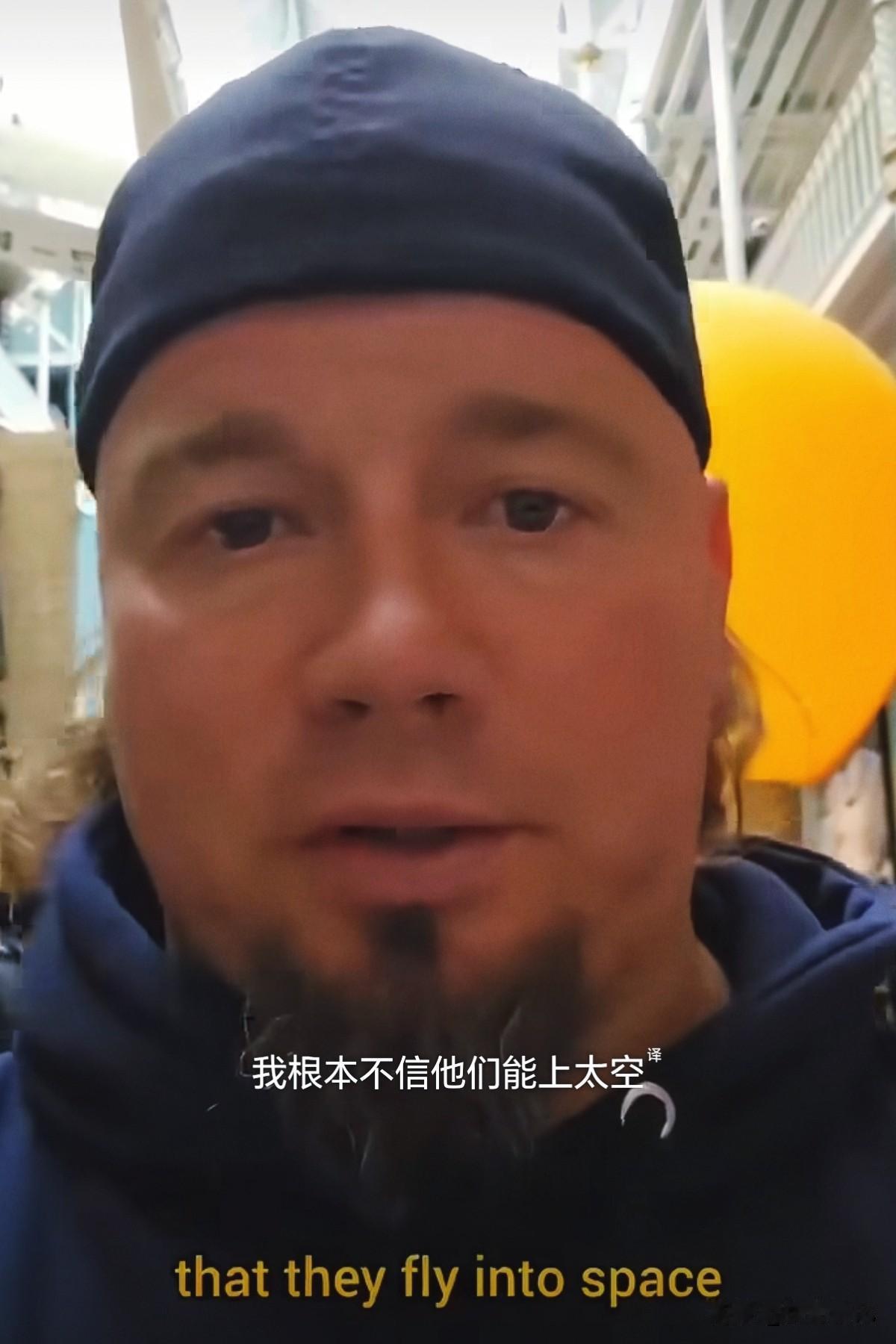 一位波兰焊工在NASA太空技术展上，盯着一截火箭结构件的焊缝看了很久，感到十分不