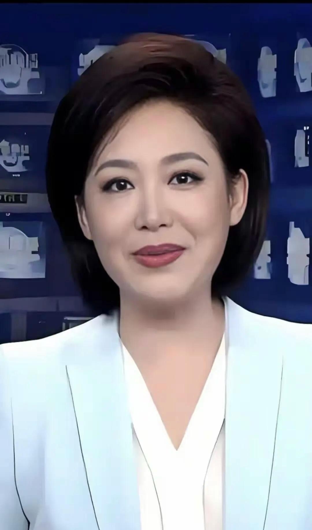 她是妥妥的纯天然气质美女，这才是标准的主持人完美形象，颜值高。气质好兼具董卿
