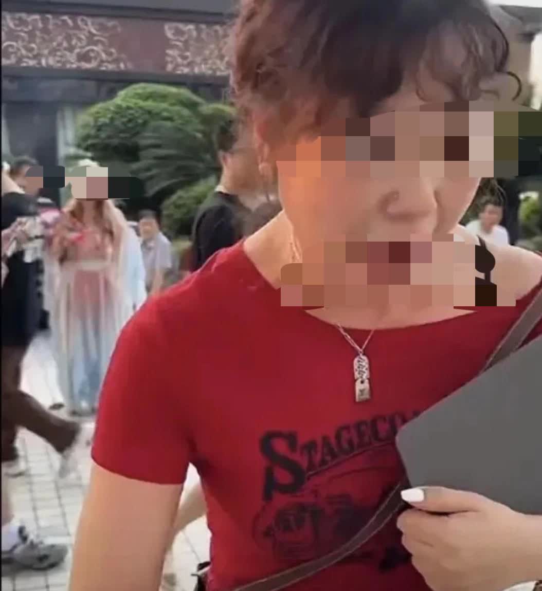 我一个朋友见过这个洪崖洞红衣女，她跟我说，这女的就没想过做生意，满脑子都