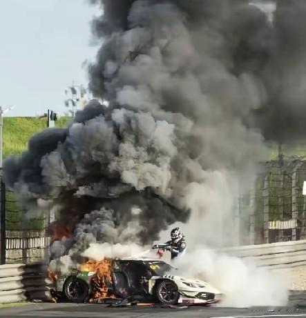 9日6日，在上海ChⅰnαGT赛事上，91号赛车突然撞车爆燃，车手米尔罗伊被