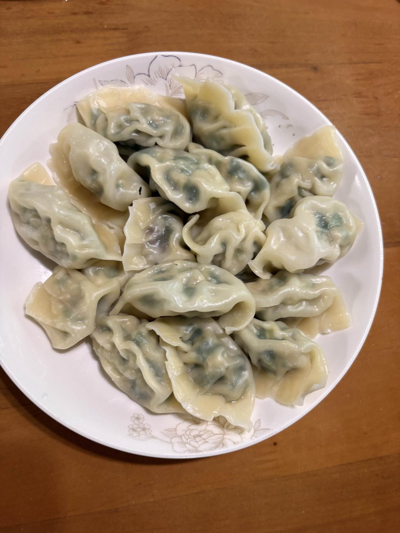 早餐今天的早餐是自己做的饺子，其实做饺子的乐趣就是在于过程，剁肉馅，然后做