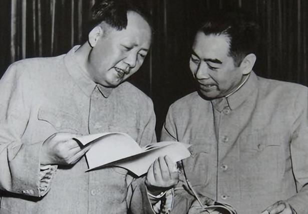 关于周总理，有个奇怪的现象，就是他从来都没有叫毛主席叫过“老毛”，现在有很多电视