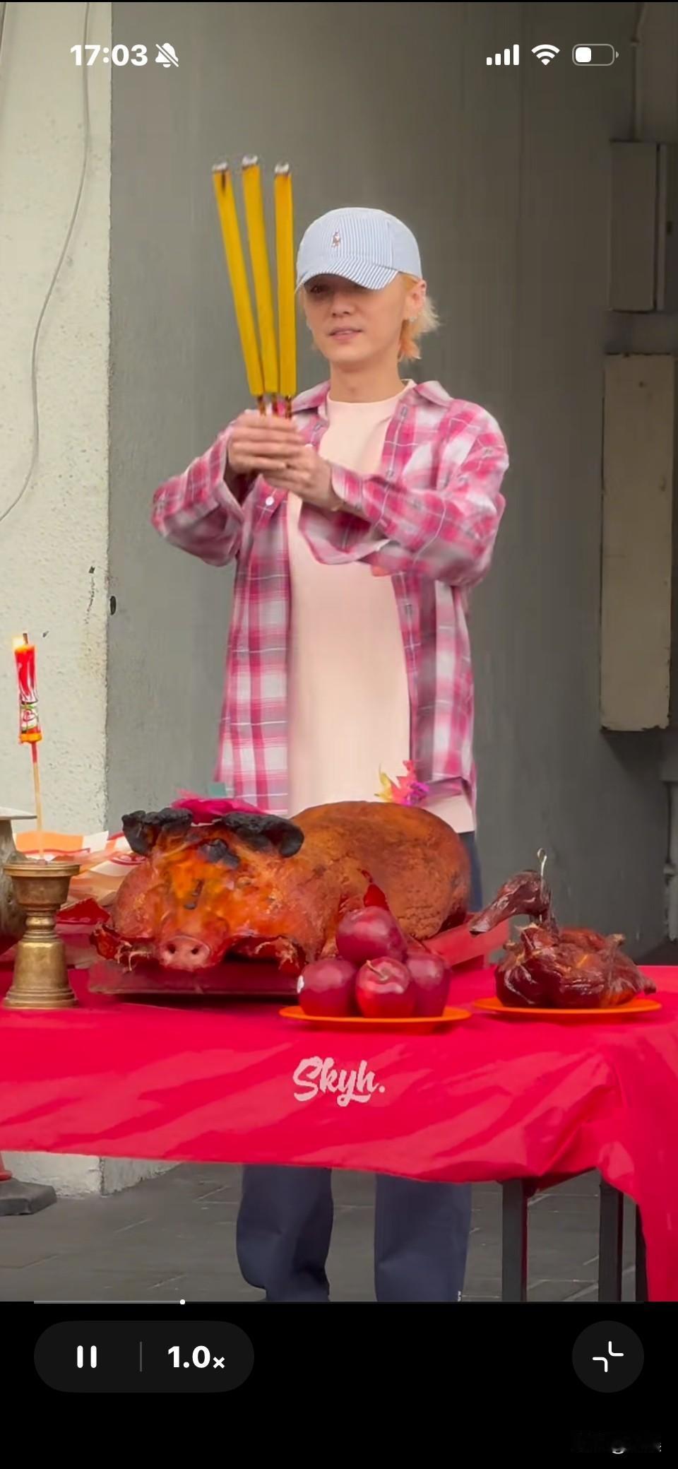 鹿晗香港红馆拜神仪式。入乡随俗（鹿可能不好意思哈哈😛在哥脸上看到和我一样的