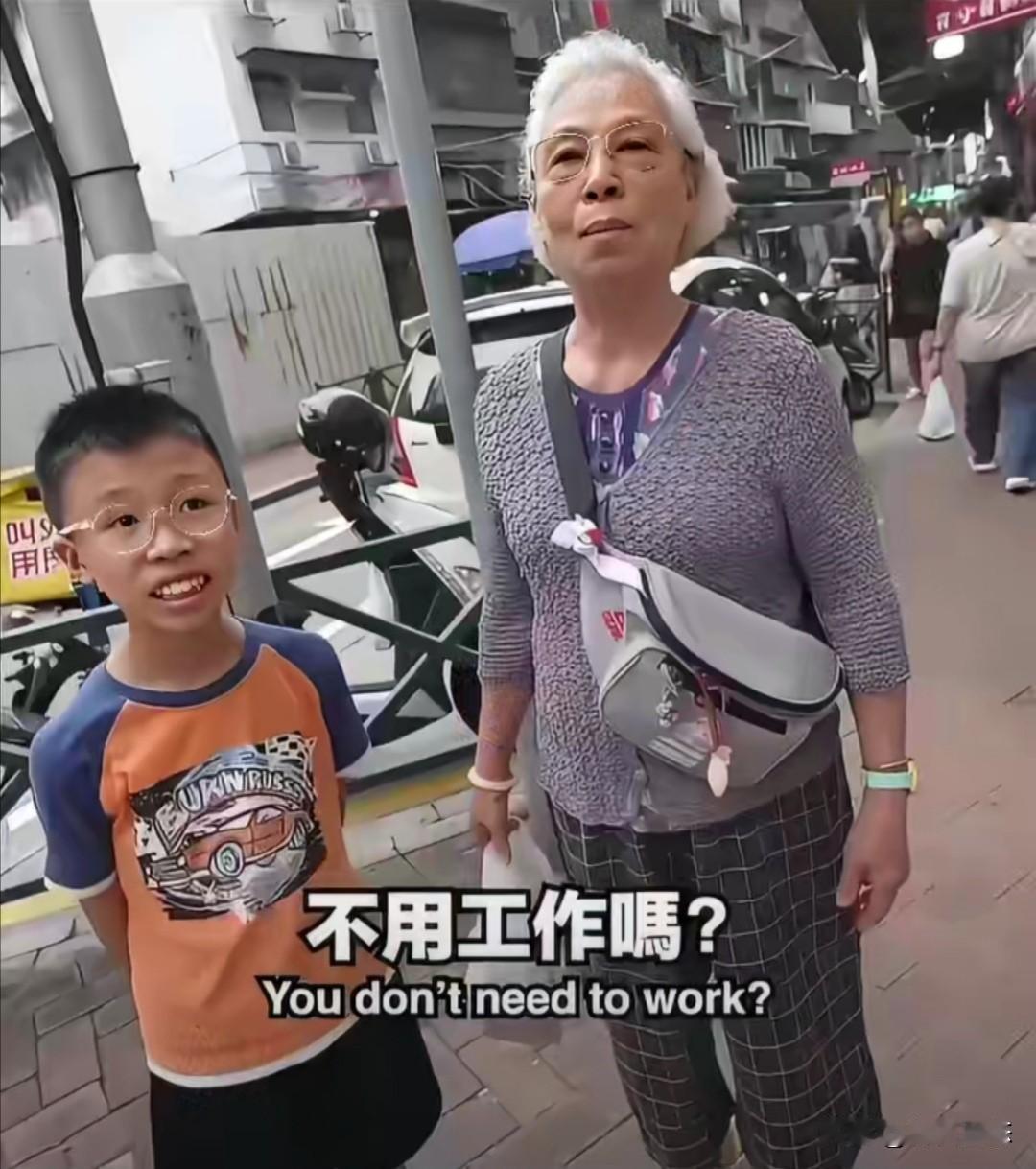 香港街头一对祖孙的采访视频曾在网络上引发关注。视频中，衣着普通的奶奶面对镜头，平
