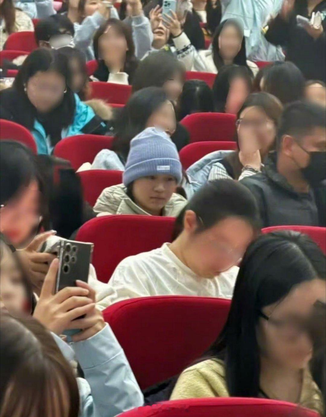 哇哦，全红婵也去看王俊凯的话剧了，王俊凯还专门让自己的保镖保护着全红婵，这个大哥