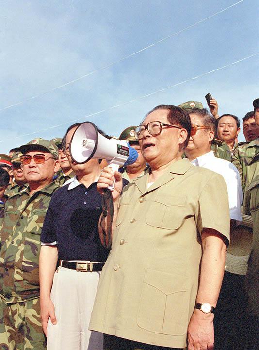 1998年长江发生百年不遇的特大洪水，总参谋长傅全有陪同江同志到湖南视察灾情，冒