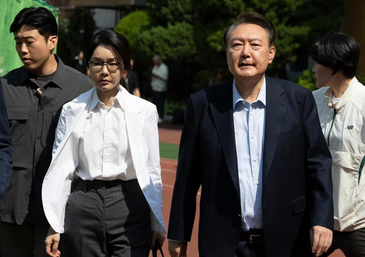 面对16项疑点，韩国前第一夫人决定不躲了！当地时间6月27日，一直以抑郁症和呼吸
