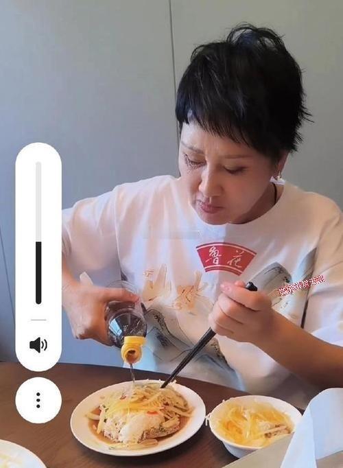 我以为明星都吃山珍海味，没想到也吃廉价土豆丝，张凯丽好节俭啊！