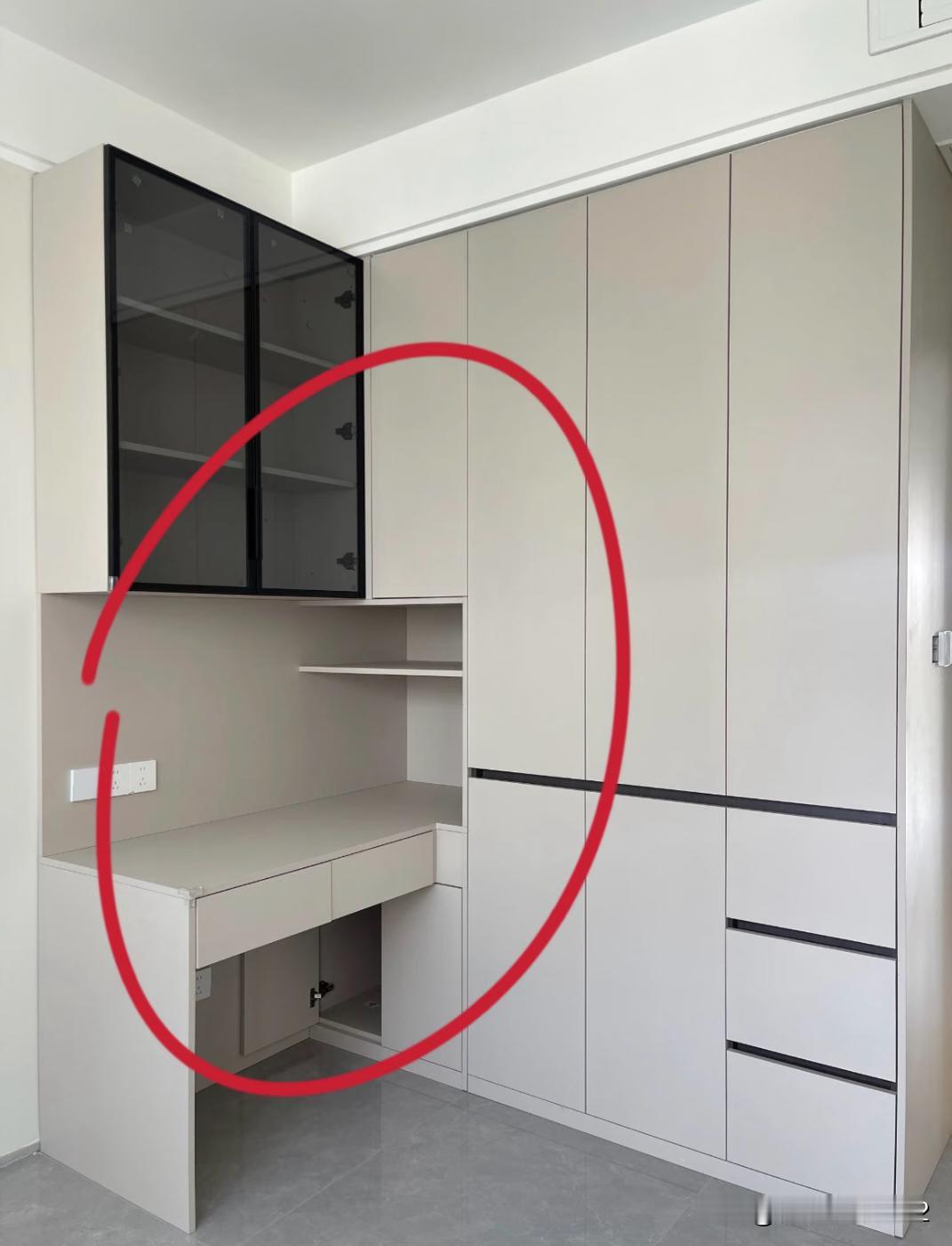 不懂就问，衣柜带桌子劝退吗？一开始打算做成这种一体柜，但身边的人说单