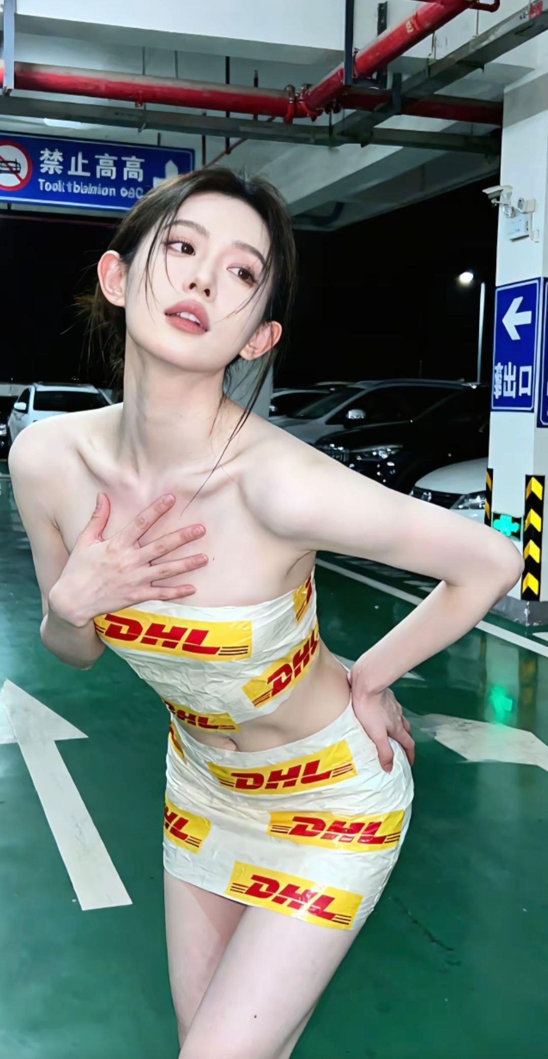 DHL黄条纹裹着软的腰线，像快递箱里意外拆出的春日。她蜷在黄绿标线间，发丝蹭过应