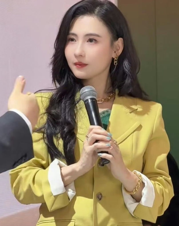 张柏芝连夜冲上了热搜这次不是因为谢霆锋，而是被网友扒出了她出席活动的“夸张”造