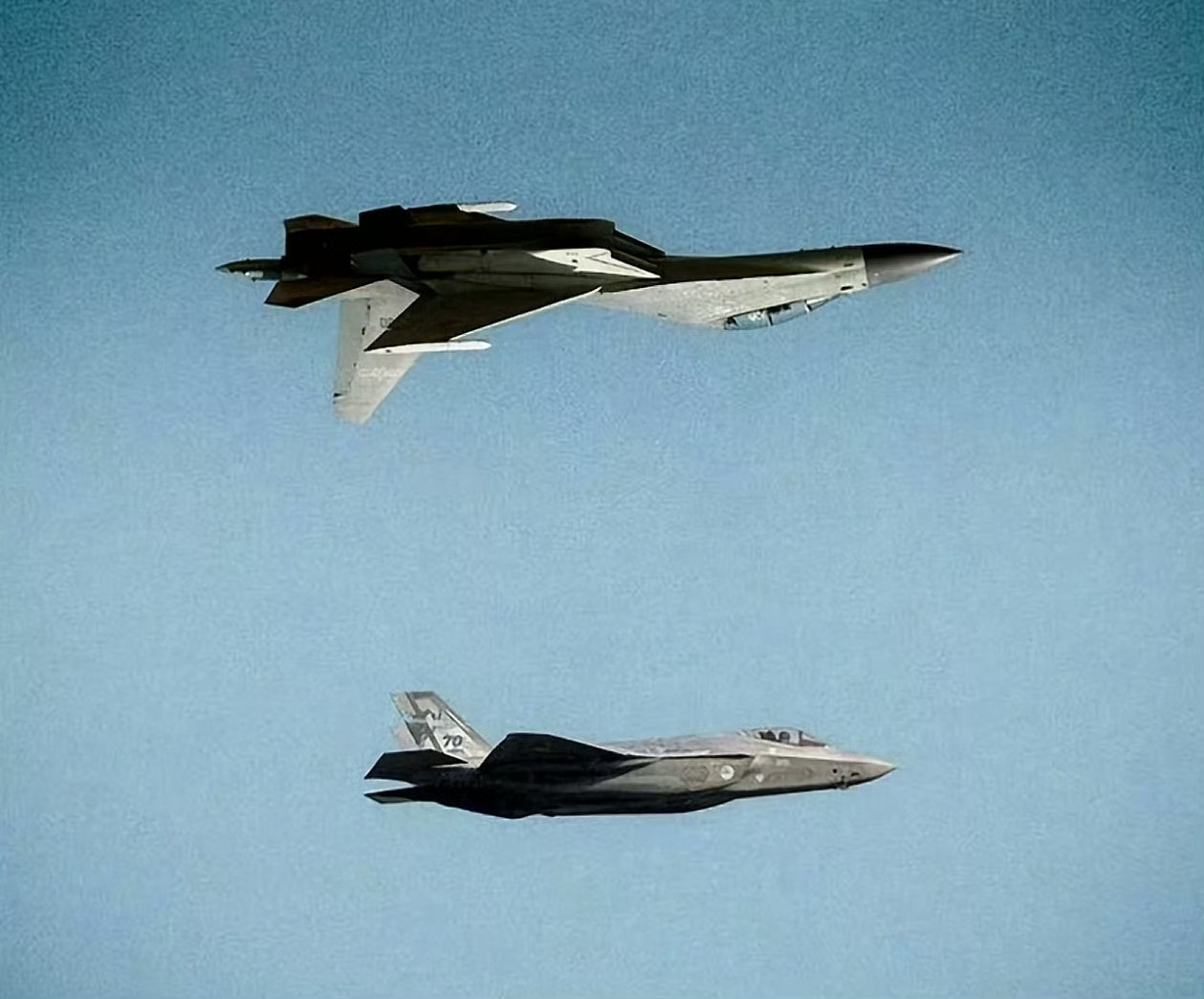 歼-16同时锁定2架F-35前，通过桶滚翻到F-35后方“死亡凝视”的示意图！外