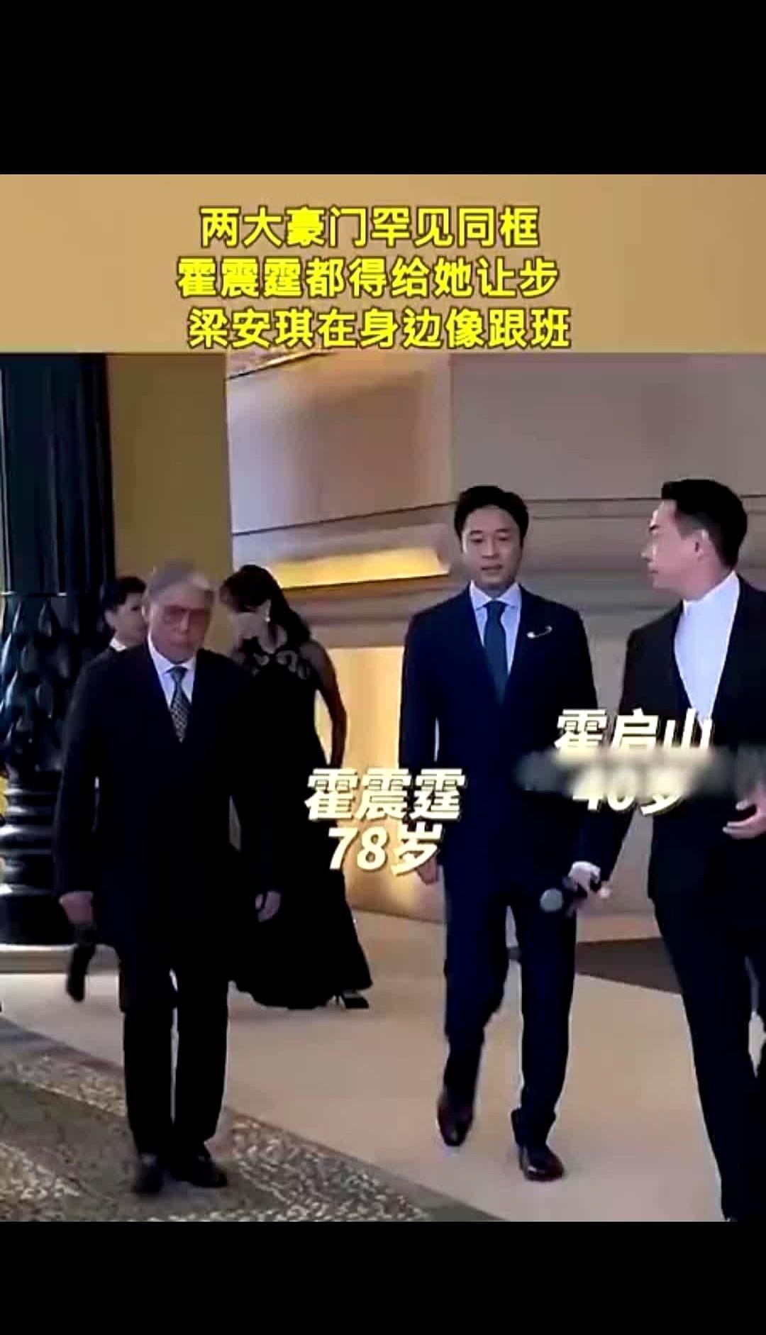 盯着合影里谁站C位，不如看谁在推动真正的筹码。何超凤主导的新葡京改造即将收官，