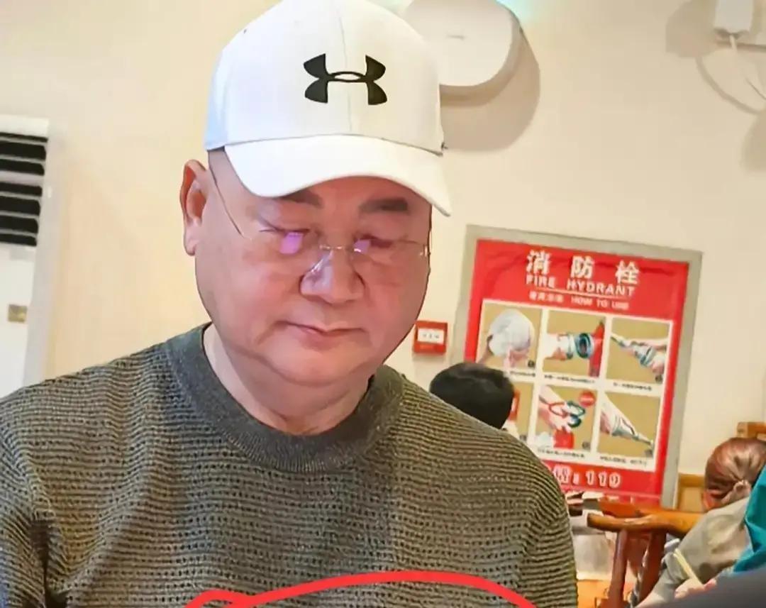 73岁的“唐僧”迟重瑞，最近在北京跟朋友涮羊肉被人拍了，照片里他戴个棒球帽，脸盘