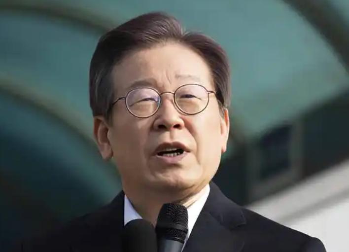 李在明终将超越文在寅，成为韩国历史上排名前三的总统。文在寅被称为谦谦君子，以扩